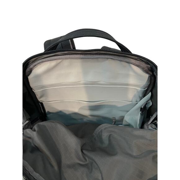 YETI Crossroads® 27L Carry On Backpack Black - Picture 4 of 4